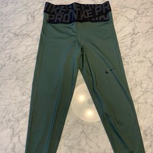 Cropped Nike Pro Intertwist Tights Army Green